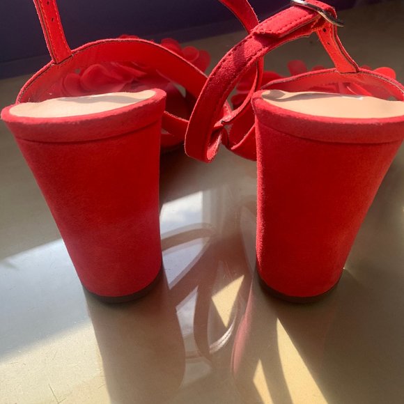 Never worn, coral red floral sandals, size 8 - Picture 4 of 14